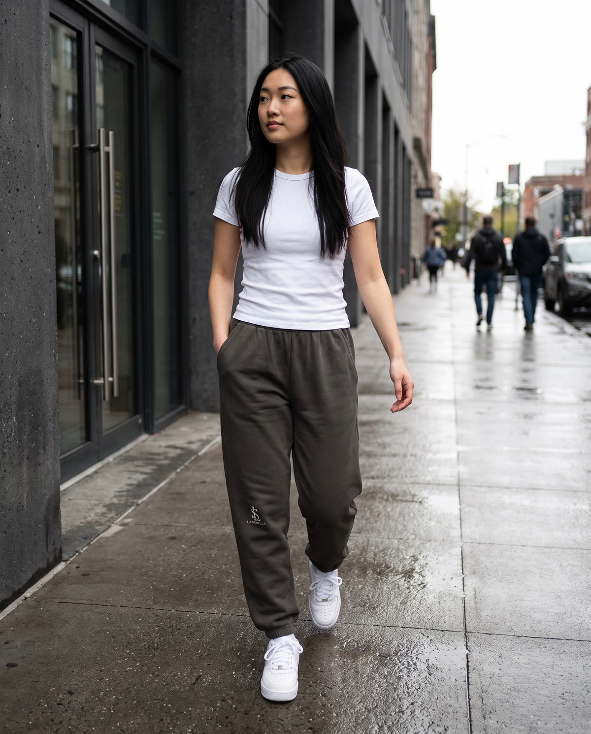 Model wearing the Landells Fleece Sweatpants in pepper, street style walking